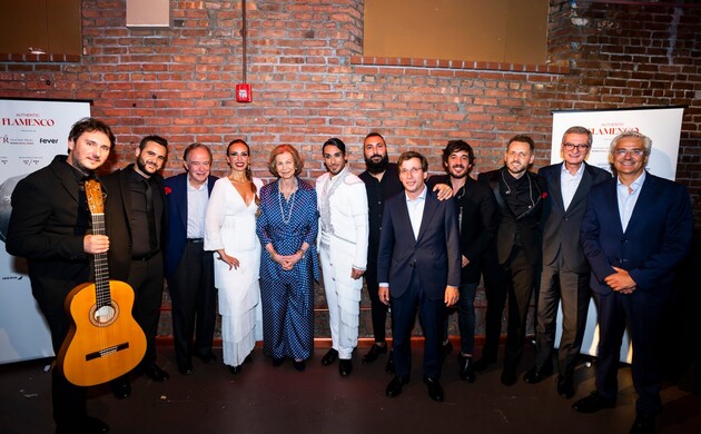Su Majestad la Reina Doña Sofía junto a los artístas que participan en el espectáculo "Authentic Flamenco" y el alcalde de Madrid, José Luis Martínez-