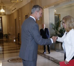 Su Majestad el Rey recibe el saludo de la presidenta del Instituto Nacional de Estadística, Elena Manzanera Díaz