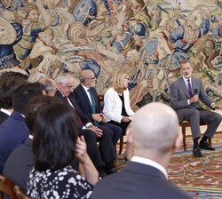 Su Majestad el Rey durante la audiencia con la promoción del Cuerpo Superior de Estadísticos del Estado del Instituto Nacional de Estadística