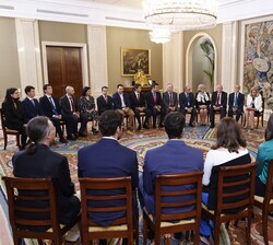 Su Majestad el Rey durante la celebración de la audiencia con la promoción del Cuerpo Superior de Estadísticos del Estado del Instituto Nacional de Es