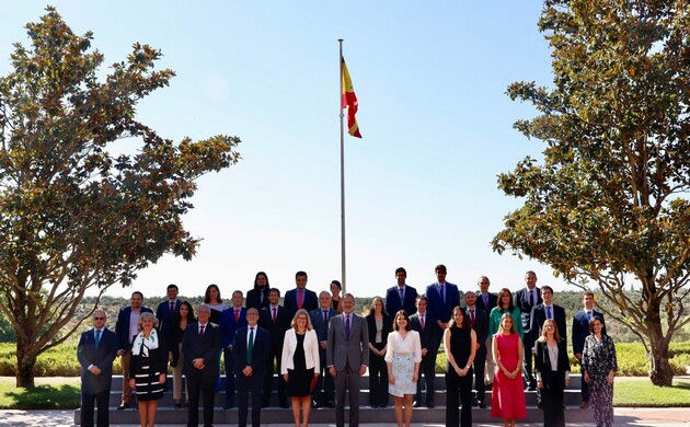Su Majestad el Rey junto a la promoción del Cuerpo Superior de Estadísticos del Estado del Instituto Nacional de Estadística