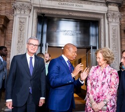 La Reina Doña Sofía frente al Carnegie Hall de Nueva York conversa con las autoridades tras su llegada 