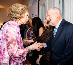 Saludo de la Reina Doña Sofía a los asistentes invitados a los actos