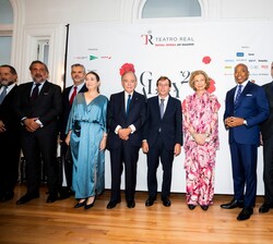 Doña Sofía junto a los invitados al evento