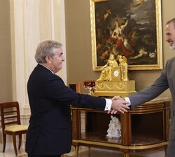 Su Majestad el Rey recibe el saludo del decano de la Junta de Gobierno del COAM, Sigfrido Herráez Rodríguez