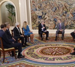 Don Felipe atiende a la exposición del decano del Colegio Oficial de Arquitectos de Madrid (COAM)