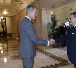 Su Majestad el Rey recibe el saludo del director General de Servicios del Ministerio para la Transición Ecológica y el Reto Demográfico, Luis Antonio 