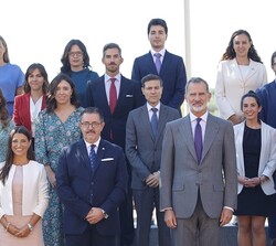 Su Majestad el Rey junto a los miembros de la promoción de 2017 de la Escala de Técnicos Facultativos Superiores de los Organismos Autónomos del Minis