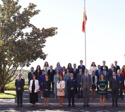 Fotografía de grupo de Su Majestad el Rey junto a los miembros de la promoción de 2017 de la Escala de Técnicos Facultativos Superiores de los Organis