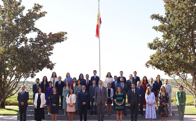 Fotografía de grupo de Su Majestad el Rey junto a los miembros de la promoción de 2017 de la Escala de Técnicos Facultativos Superiores de los Organis