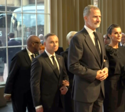 Sus Majestades los Reyes a su llegada al Palacio de Buckingham