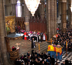 Sus Majestades los Reyes, Su Majestad el Rey Don Juan Carlos y Su Majestad la Reina Doña Sofía asisten al funeral de Estado de la Reina Isabel II en l