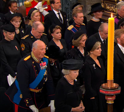 Sus Majestades los Reyes, Su Majestad el Rey Don Juan Carlos y Su Majestad la Reina Doña Sofía asisten al funeral de Estado de la Reina Isabel II en l