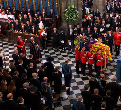 Sus Majestades los Reyes, Su Majestad el Rey Don Juan Carlos y Su Majestad la Reina Doña Sofía asisten al funeral de Estado de la Reina Isabel II en l