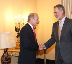 Su Majestad el Rey recibe el saludo del presidente de FIES, Rafael Guardans 