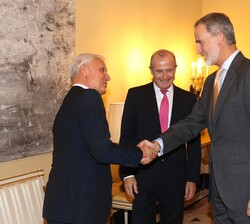 Don Felipe es recibido por el presidente de Orange España, Gervais Pellissier