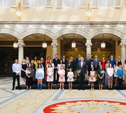 Fotografía de grupo de Su Majestad el Rey con los alumnos y profesores