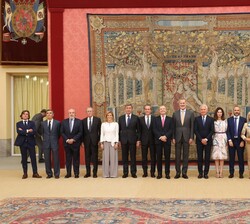 El Rey acompañado de los miembros del patronato FIES y miembros de Orange
