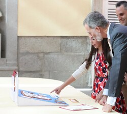 Don Felipe observa el trabajo realizado por Yaiza Brualla López, de 5º de primaria