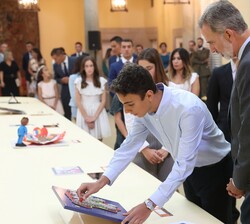 Tristán Terán Ardura, de 1º de la ESO, muestra a Su Majestad el Rey su trabajo 