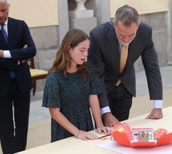 Don Felipe recibe explicaciones de María Rodríguez Pérez, de 2º de la ESO, de su manualidad