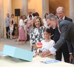 El Rey observa el trabajo realizado por Patricia Santiago Siles, de 3º de Primaria