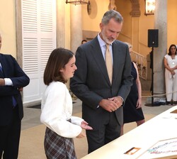 Su Majestad el Rey observa el dibujo de Amelia Borrego Ibáñez, de 6º de Primaria