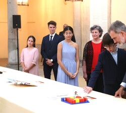 Álvaro Huerta Izquierdo, de 5º de Primaria, da explicaciones a Su Majestad el Rey de su trabajo