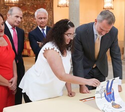 Don Felipe observa el trabajo de Ainhoa Santos Díaz