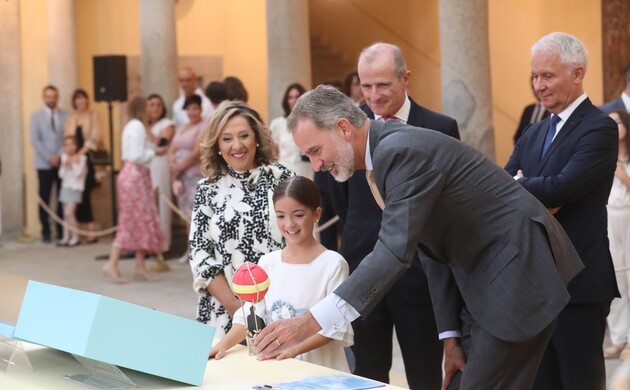 El Rey observa el trabajo realizado por Patricia Santiago Siles, de 3º de Primaria