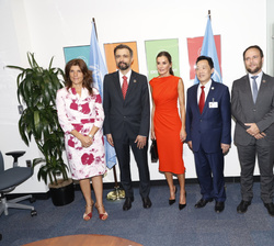 Fotografía de grupo de Doña Letizia con el director general de la FAO, Qu Dongyu y los asistentes al encuentro