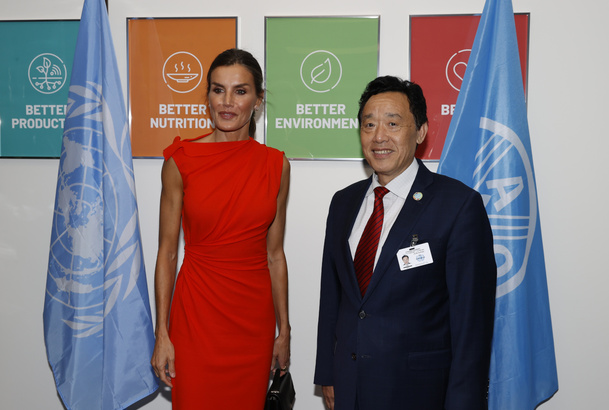 Su Majestad la Reina junto al director general de la FAO, Qu Dongyu