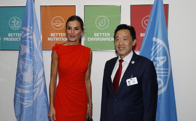 Su Majestad la Reina junto al director general de la FAO, Qu Dongyu
