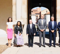 El Rey con las autoridades asistentes al acto