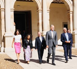 Don Felipe accede al Patio de Filósofos