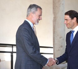Don Felipe recibe el saludo del galardonado, Rafael Nadal
