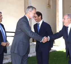 El Rey recibe el saludo del director del Instituto Franklin, José Antonio Gurpegui