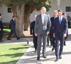 Don Felipe acompañado por Rafael Nadal se dirige al al Paraninfo de la Universidad de Alcalá