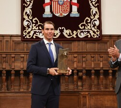 El Rey y Rafael Nadal tras recibir el premio