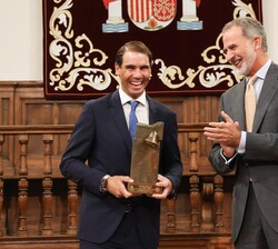 Don Felipe y "Rafa" Nadal con el galardón “Camino Real”