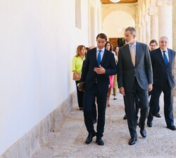 Don Felipe y Rafael Nadal conversan tras finalizar el acto 