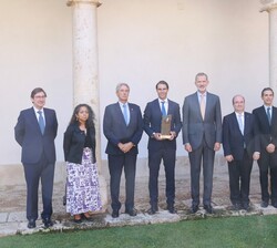 Fotografía de Su Majestad el Rey con las autoridades y Rafael Nadal