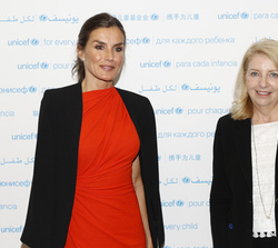 Su Majestad la Reina junto a la directora ejecutiva d UNICEF, Catherine Russell