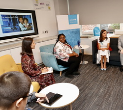 Su Majestad la Reina durante el encuentro con líderes juveniles involucrados en iniciativas de Salud Mental