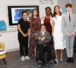 Fotografía de grupo de Doña Letizia con la coordinadora del equipo de trabajo con adolescentes de UNICEF, Katarzyna Pawelczyk y líderes juveniles invo
