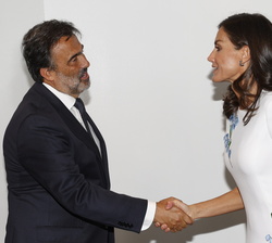 Su Majestad la Reina recibe el saludo del director ejecutivo de UNICEF España, José María Vera