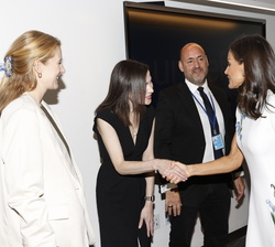 Su Majestad la Reina recibe el saludo de los expertos de UNICEF en Salud Mental 