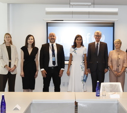 Fotografía de grupo de Su Majestad la Reina con los expertos de UNICEF en Salud Mental asitentes a la reunión