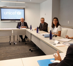Su Majestad la Reina durante la reunión con expertos de UNICEF en Salud Mental 