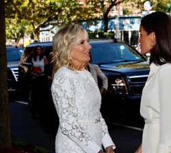 Doña Letizia conversa con la Dra. Jill Biden a su llegada al Centro de Investigación contra el Cáncer de la Universidad de Columbia